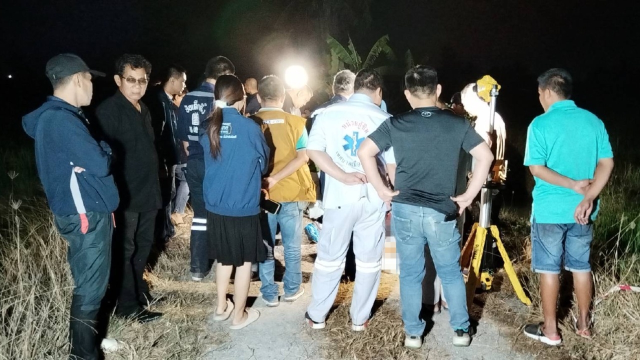 สาวนิรนามถูกฆ่า ทิ้งศพกลางทุ่งนา ที่คอถูกรัดด้วยเข็มขัดสีแดง