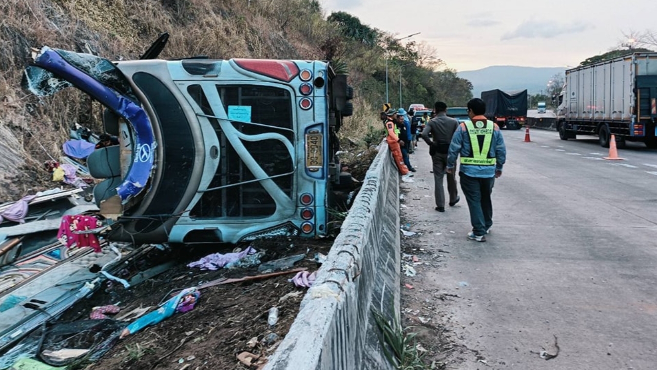 ตำรวจทางหลวง อัปเดตสภาพการจราจร หลังรถทัวร์พลิกคว่ำ 17 ศพ ที่ปราจีนฯ