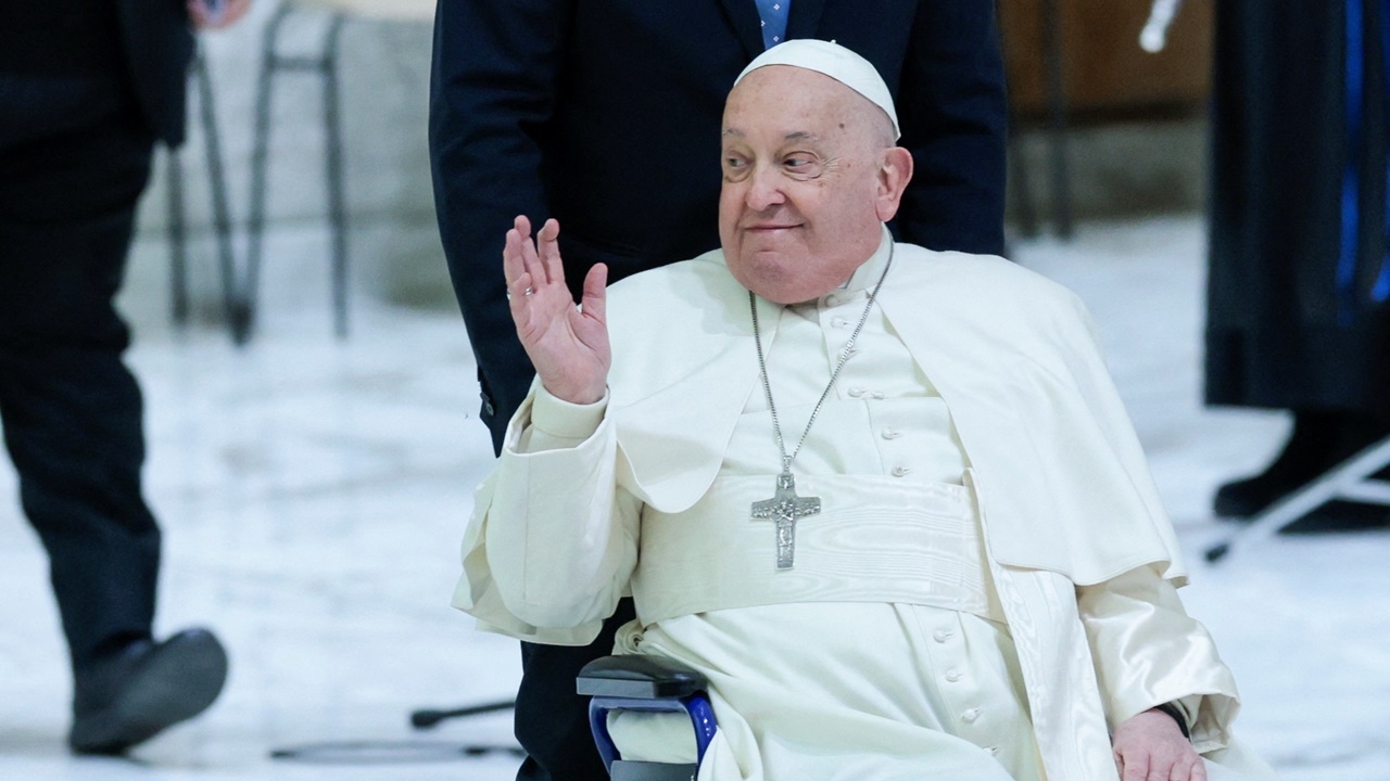 วาติกันเผย โป๊ปฟรานซิสอาการทรงตัวแต่ยังวิกฤติ ทรงงานจากโรงพยาบาล