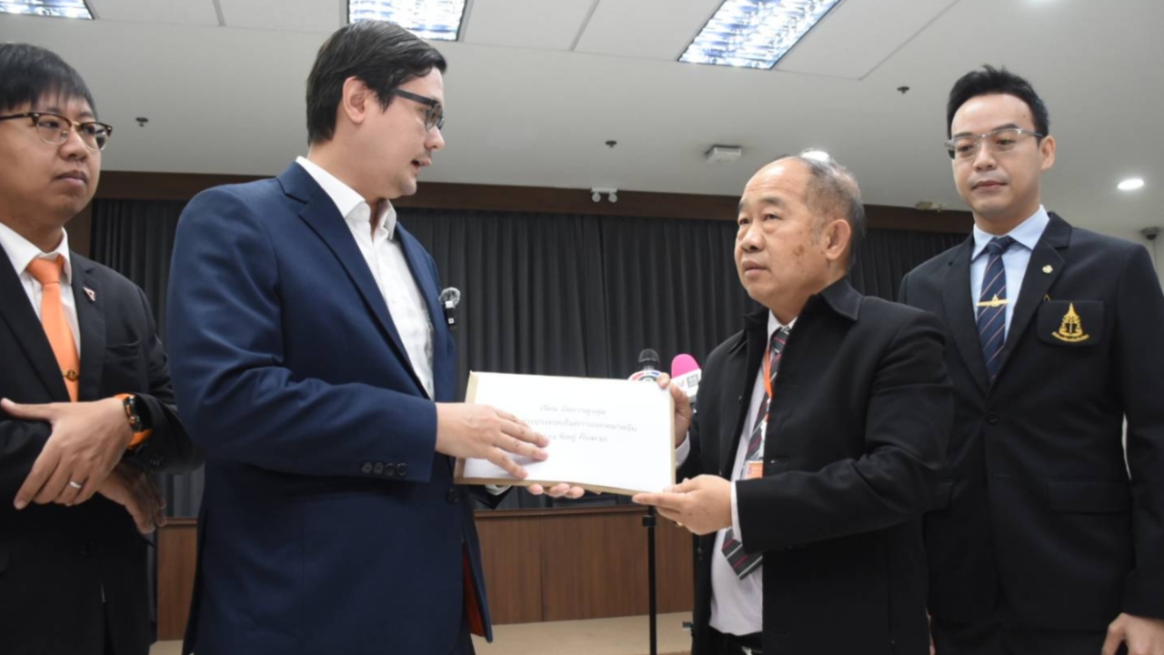 “รังสิมันต์ โรม” บุก “อัยการ” ถามเหตุผลออกหมายจับ “หม่อง ชิต ตู่” ล่าช้า