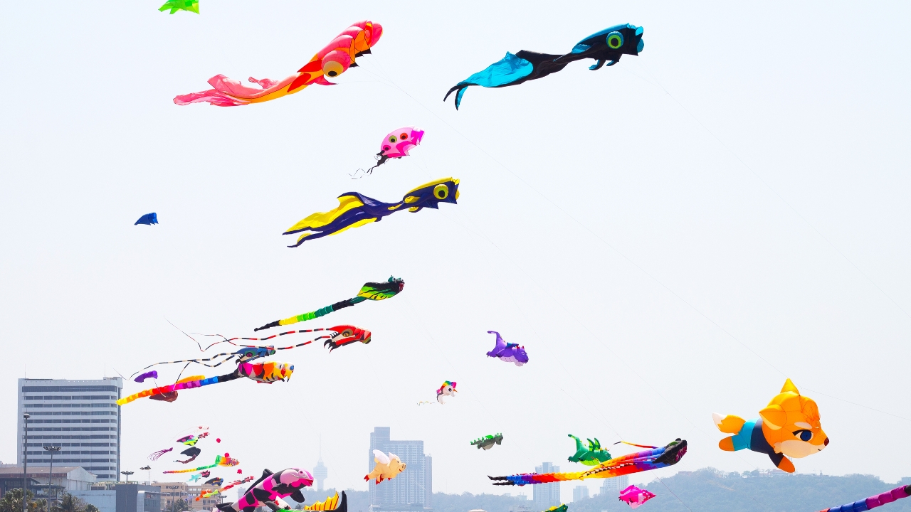 ชวนเที่ยวชมความมหัศจรรย์และสีสันเหนือท้องฟ้ากับเทศกาลว่าวนานาชาติพัทยา 2025