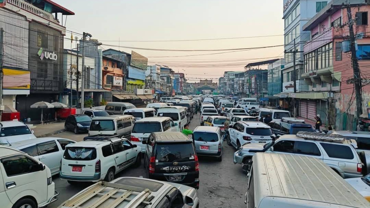 ปั๊มในเมียวดีน้ำมันหมด แห่ข้ามมาเติมฝั่งไทย 