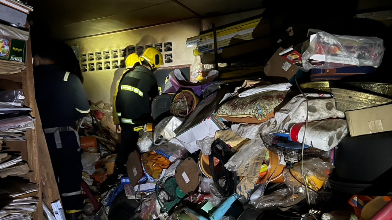 เพลิงไหม้กุฏิเจ้าอาวาส ผงะพบข้าวของกองสูงพะเนินท่วมกุฏิ ใช้เวลาดับกว่า 3 ชม.