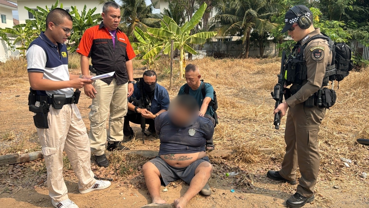 รวบแล้ว มือมีดแทง "เจ้าหน้าที่ทันตกรรม" ดับในผับ จ.ชัยนาท หลังหลบหนีกว่า 10 ปี