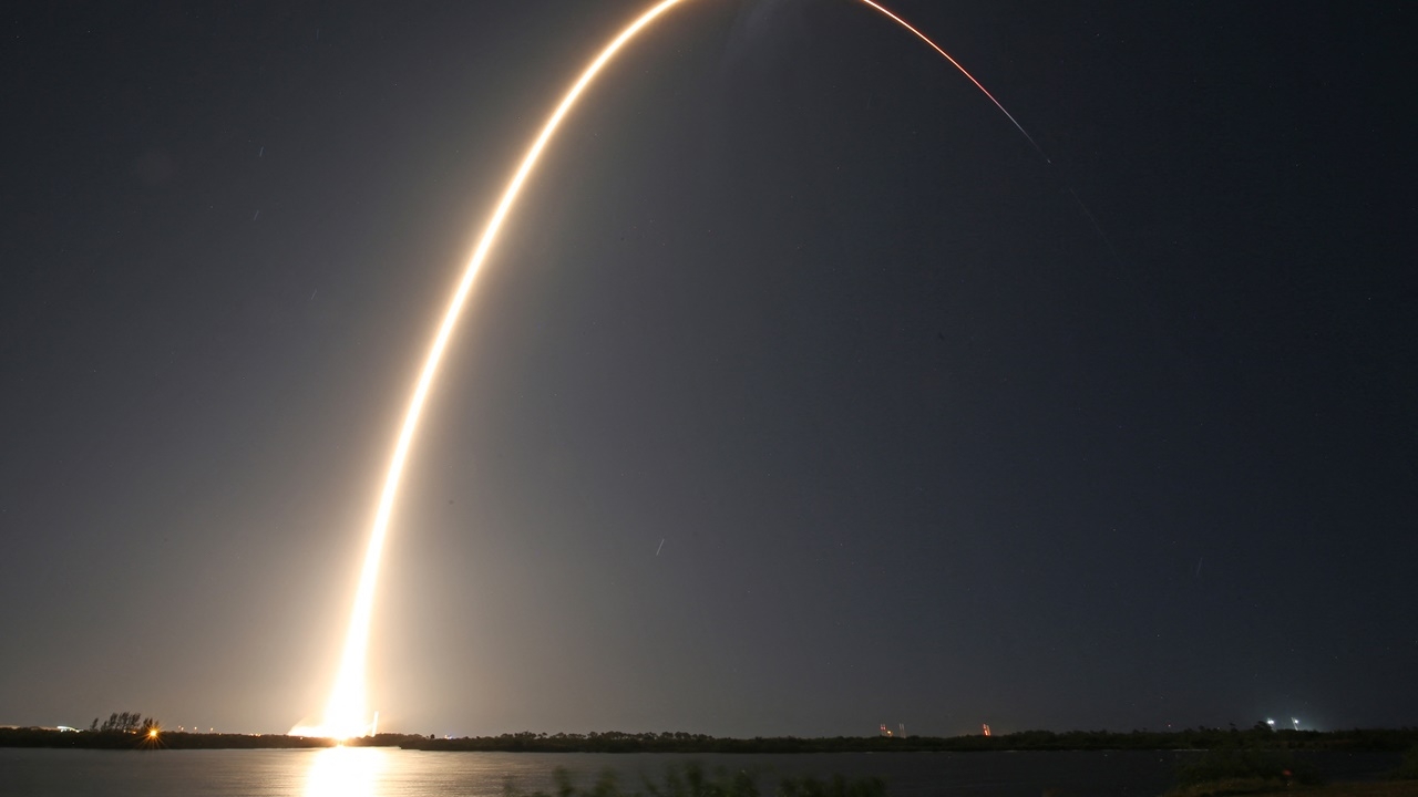 ระทึก เศษจรวดสเปซเอ็กซ์ ตกในโปแลนด์ หลังลอยเคว้งบนวงโคจรโลก