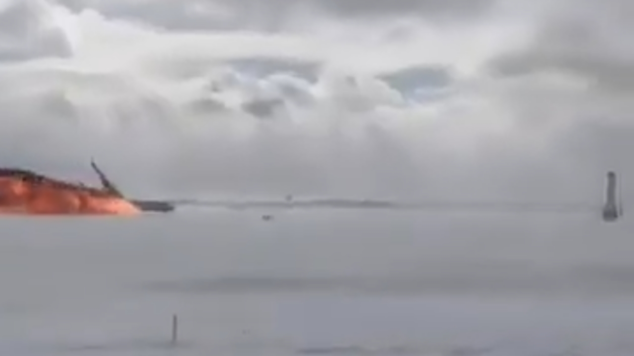 เผยคลิปชัดๆ จังหวะเครื่องบินเดลต้าแอร์ไลน์ไถลรันเวย์ไฟลุกหงายท้อง (คลิป)