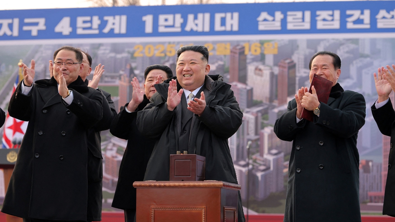 "คิม จองอึน" เป็นประธานวางศิลาฤกษ์โครงการก่อสร้างอะพาร์ตเมนต์เพื่อประชาชน ฉลองครบรอบวันเกิดบิดา