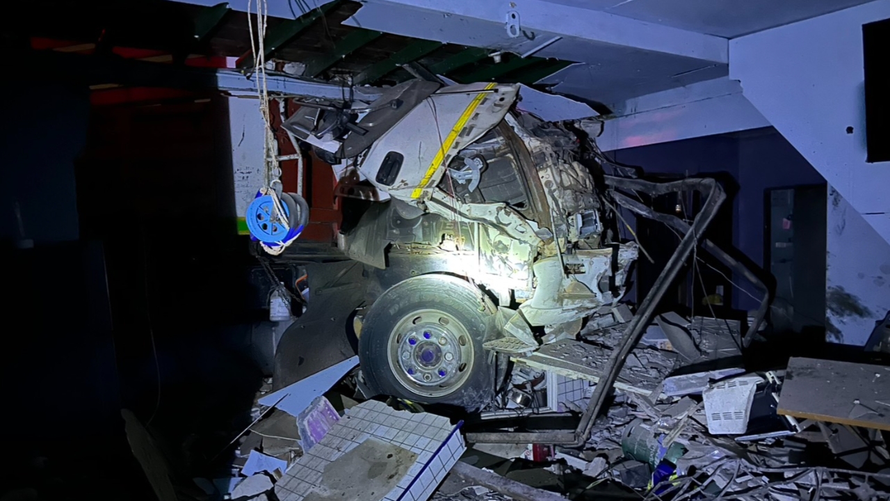 ระทึก 10 ล้อหลับใน พุ่งชนเสาไฟแรงสูงขาดก่อนพุ่งชนบ้าน 2 ชั้น เจ็บ 3 ราย