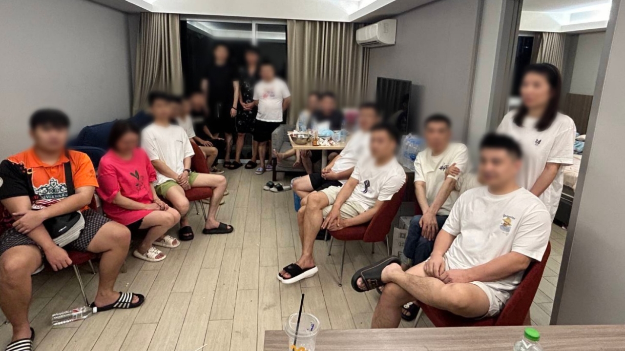 จับ 15 ชาวจีน ตั้งฐานพนันออนไลน์โรงแรมกลางกรุง พบเงินหมุนเวียนกว่า 9 ล้านบาท