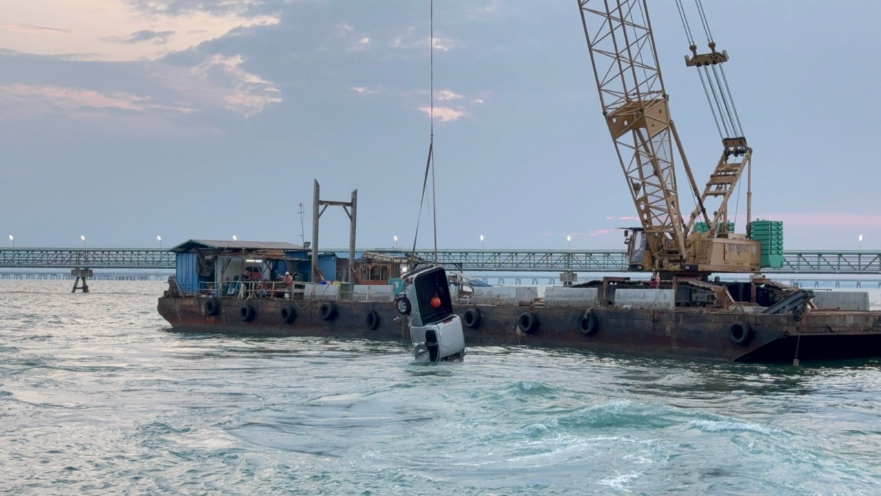 กู้กระบะขึ้นจากทะเลสำเร็จ ร่างคนขับหลุดจากรถ ลอยเกยหาด