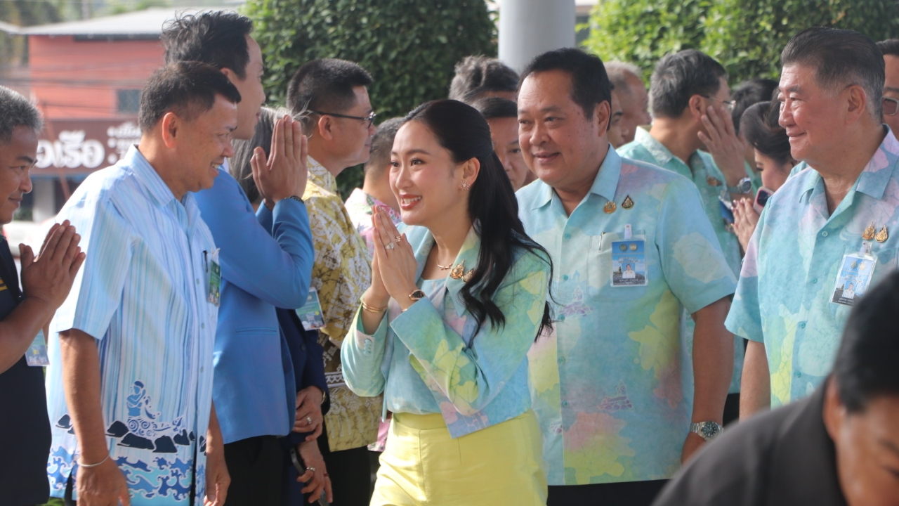 “อิ๊งค์” ใส่เสื้อลายสมิหลา ถก ครม.สัญจร เตรียมเคาะงบกว่า 300 ล้าน ฟื้นฟูน้ำท่วมใต้