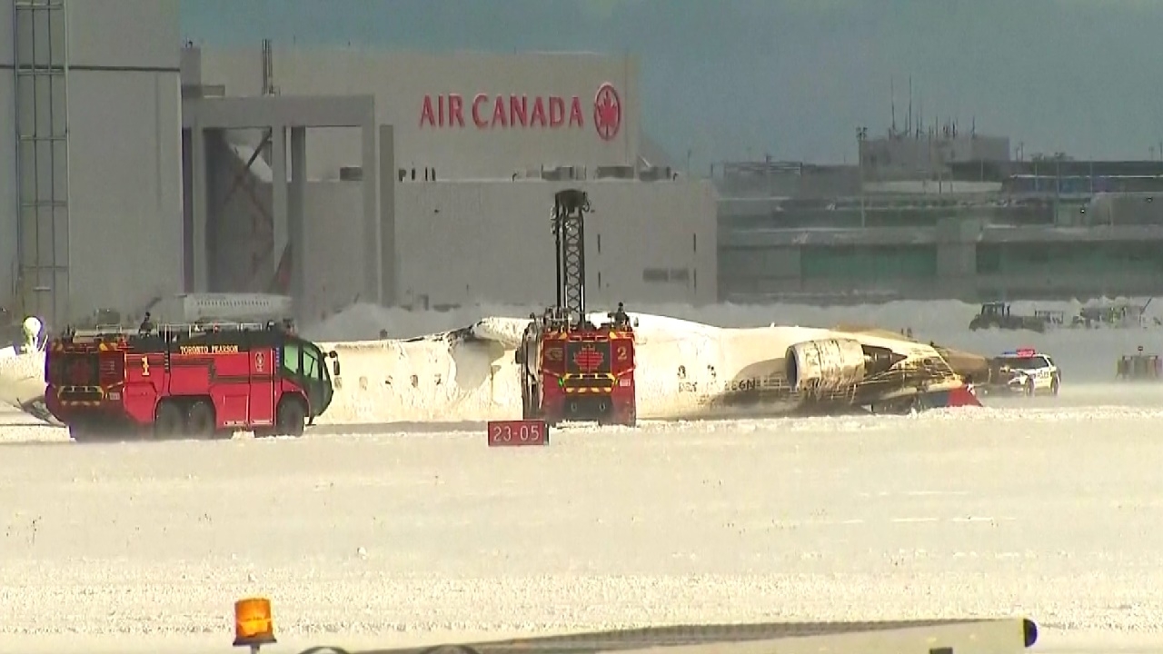 ระทึก บินเดลตาตกหงายท้องที่สนามบินโทรอนโต บาดเจ็บ 8 ราย