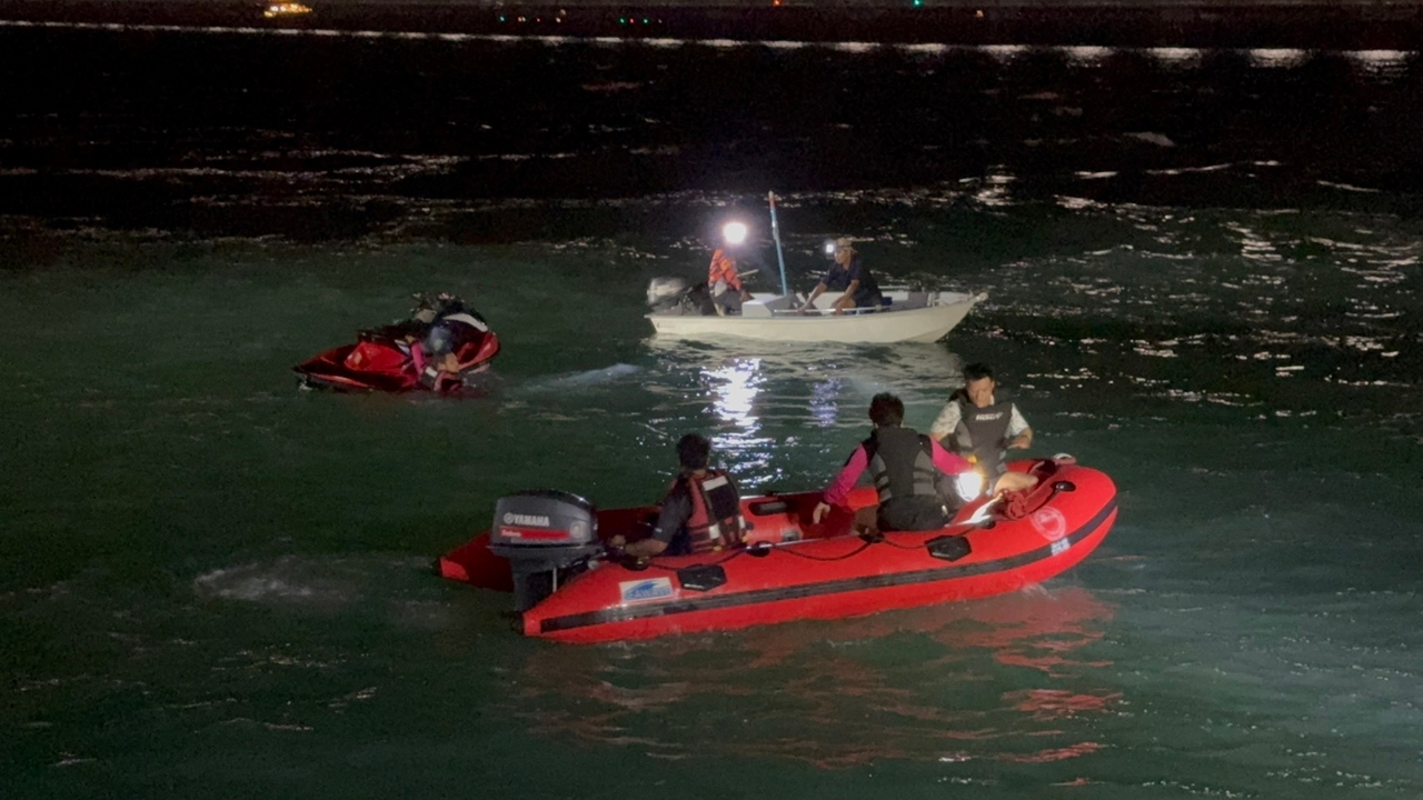 กระบะเสียหลักชนรั้ว ตกลงไปในทะเล แค่พริบตา จมหายทั้งคัน 