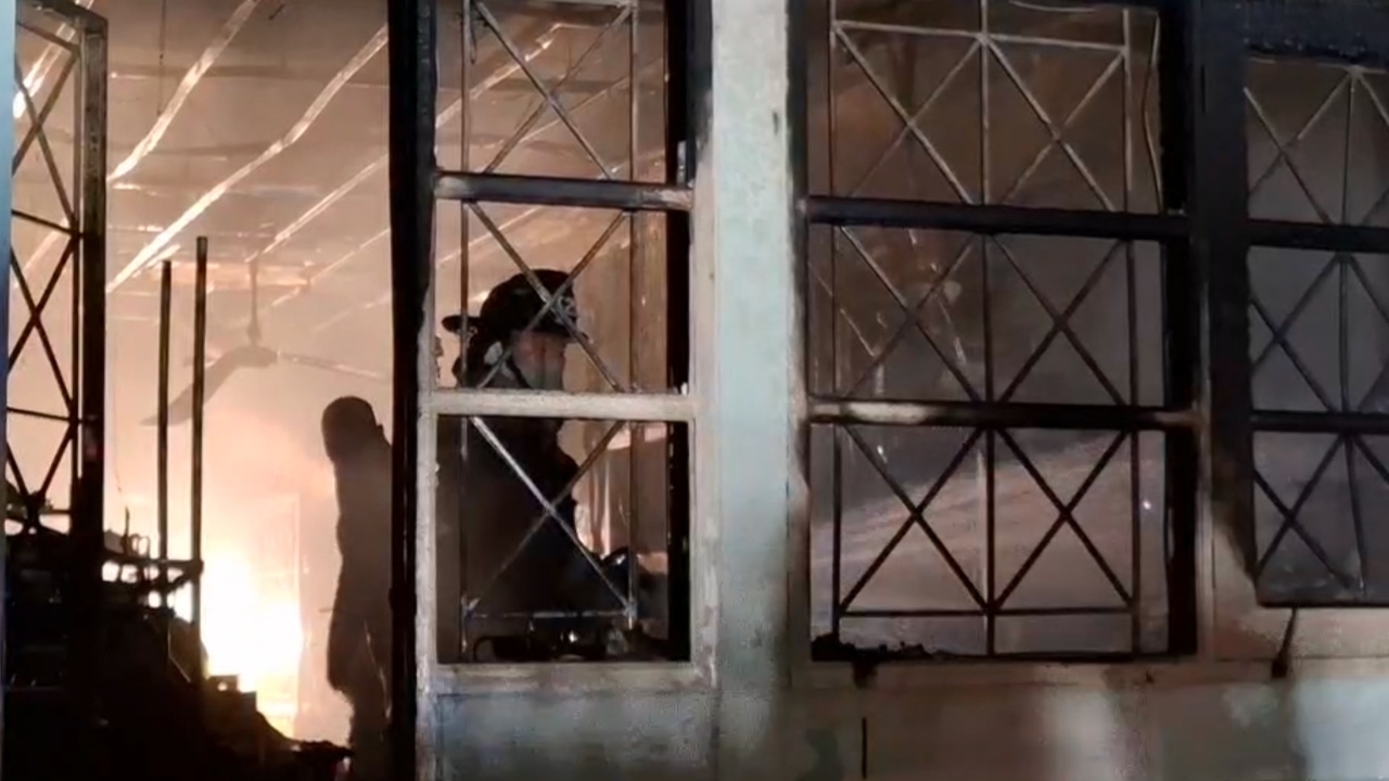 ไฟไหม้บ้านอาจารย์ มหา'ลัยชื่อดัง ภรรยาเสียชีวิต คาดแบต จยย.ไฟฟ้าระเบิด