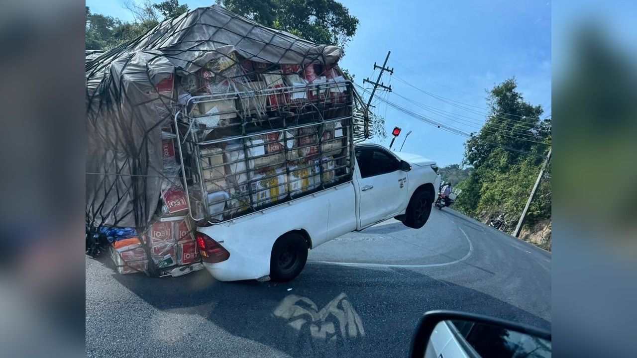 ใครจะไม่ชะลอดู กระบะบรรทุกหนัก ขับขึ้นเขาป่าตอง ยกล้อค้างเติ่งอยู่ทางโค้ง