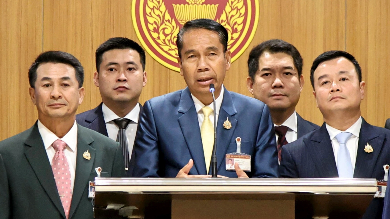 “สุทิน” มองเหตุผลอ่อนไป ฝ่ายค้านจี้ยุบสภา ย้ำ ต้องยื่นศาล รธน. ชี้ชัดประชามติ