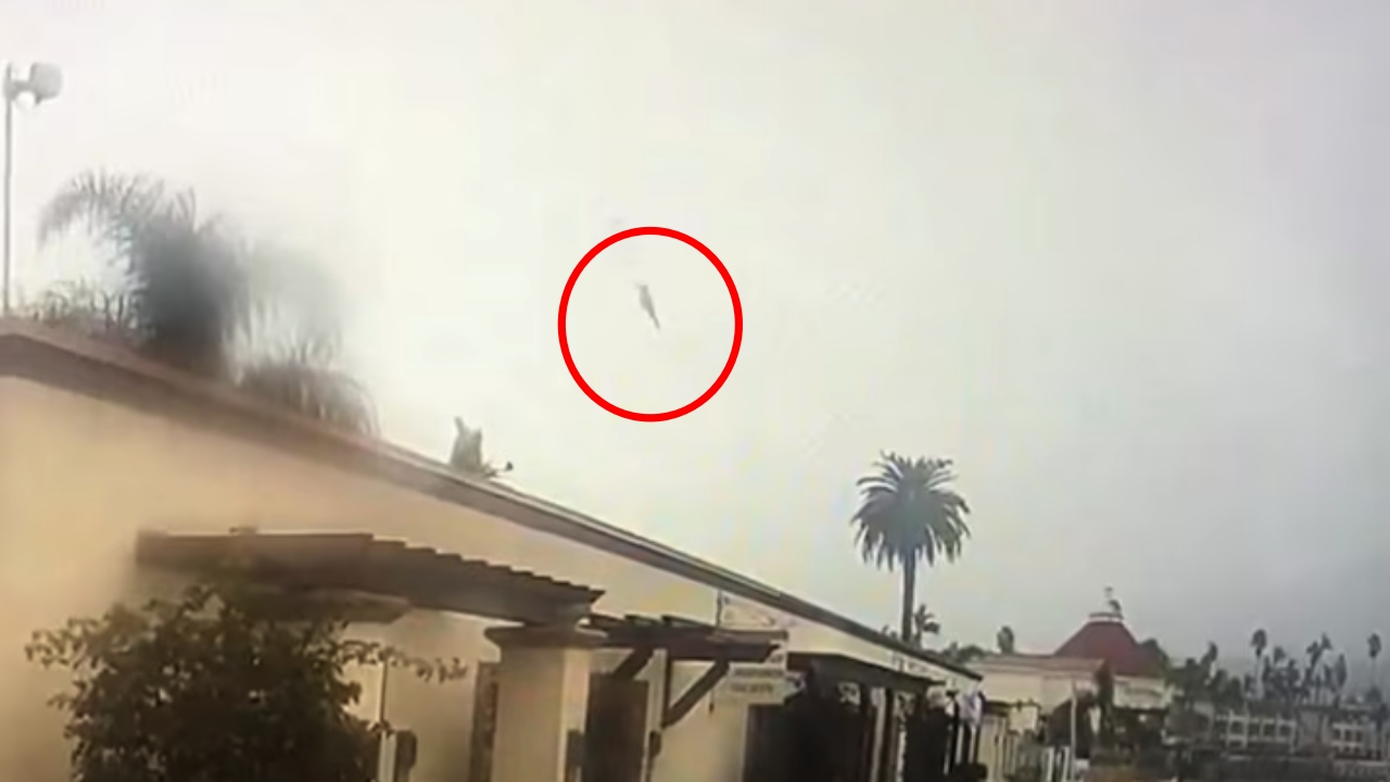 เครื่องบินรบสหรัฐฯตกนอกชายฝั่งซานดิเอโก 2 นักบินรอดปาฏิหาริย์ (คลิป)