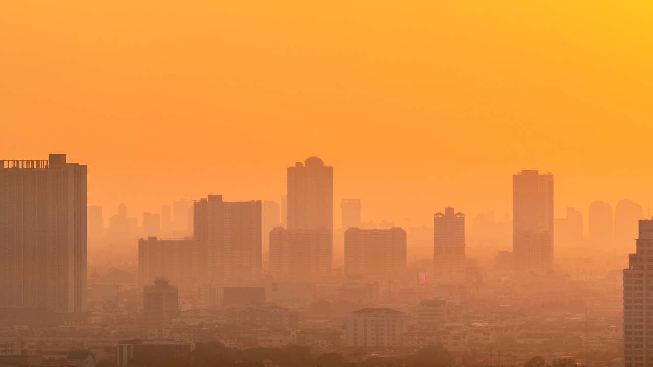 กทม. เช้านี้อ่วม ฝุ่น PM 2.5 พุ่งเกินมาตรฐานระดับสีแดง 7 พื้นที่ สีส้ม 63 พื้นที่