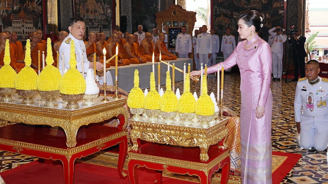 ในหลวง-พระราชินี เสด็จฯ บำเพ็ญกุศลมาฆบูชา