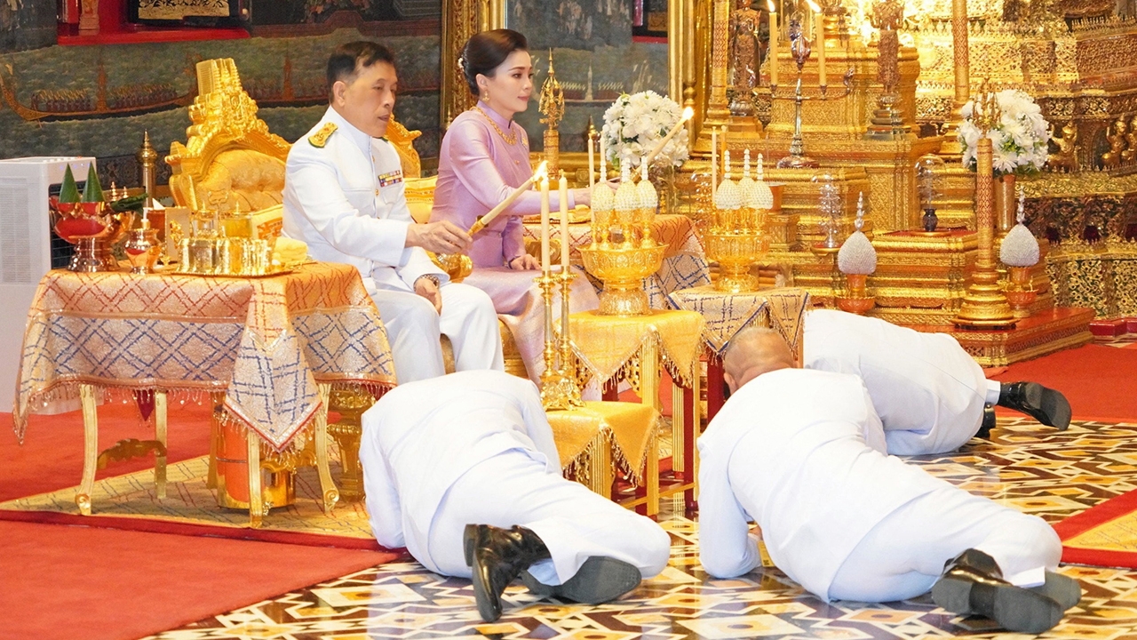 "2 ล้นเกล้า" เสด็จบำเพ็ญกุศลมาฆบูชา พระอุโบสถวัดพระศรีรัตนศาสดาราม