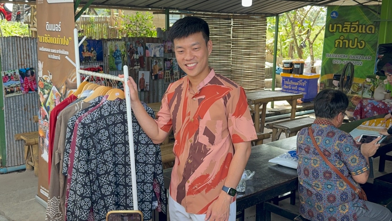 “เท้ง ณัฐพงษ์” เขิน ถูกเชียร์ให้ซื้อเสื้อบาติกสีส้ม ก่อนโชว์เพนต์ผ้าลายลูกศรคณะก้าวหน้า