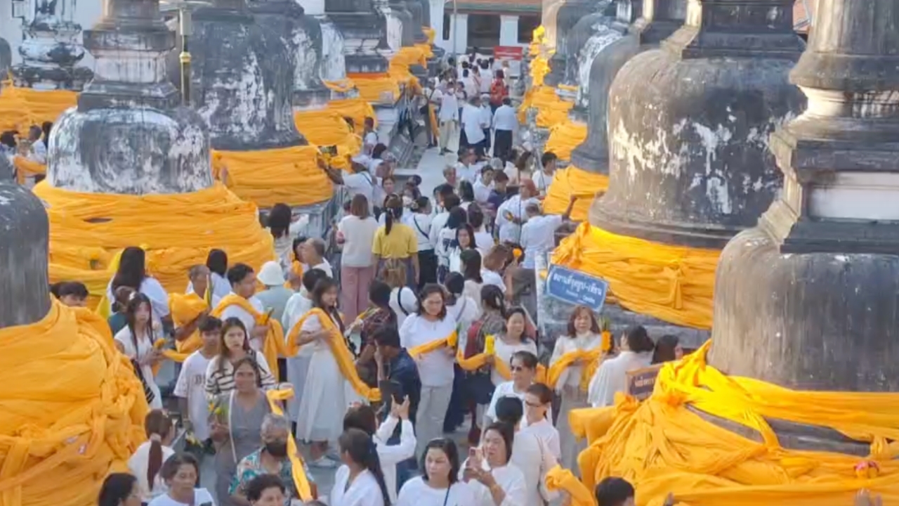 พุทธศาสนิกชนหลั่งไหล ร่วมประเพณีแห่ผ้าขึ้นธาตุเมืองคอนใน "วันมาฆบูชา"