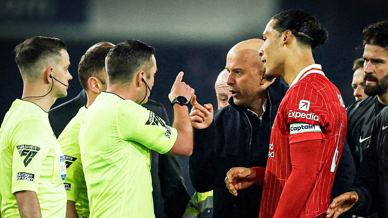 เผยบทสนทนาเดือด “อาร์เนอ สล็อต" พูดอะไรกับ "ไมเคิล โอลิเวอร์" จนโดนใบแดง