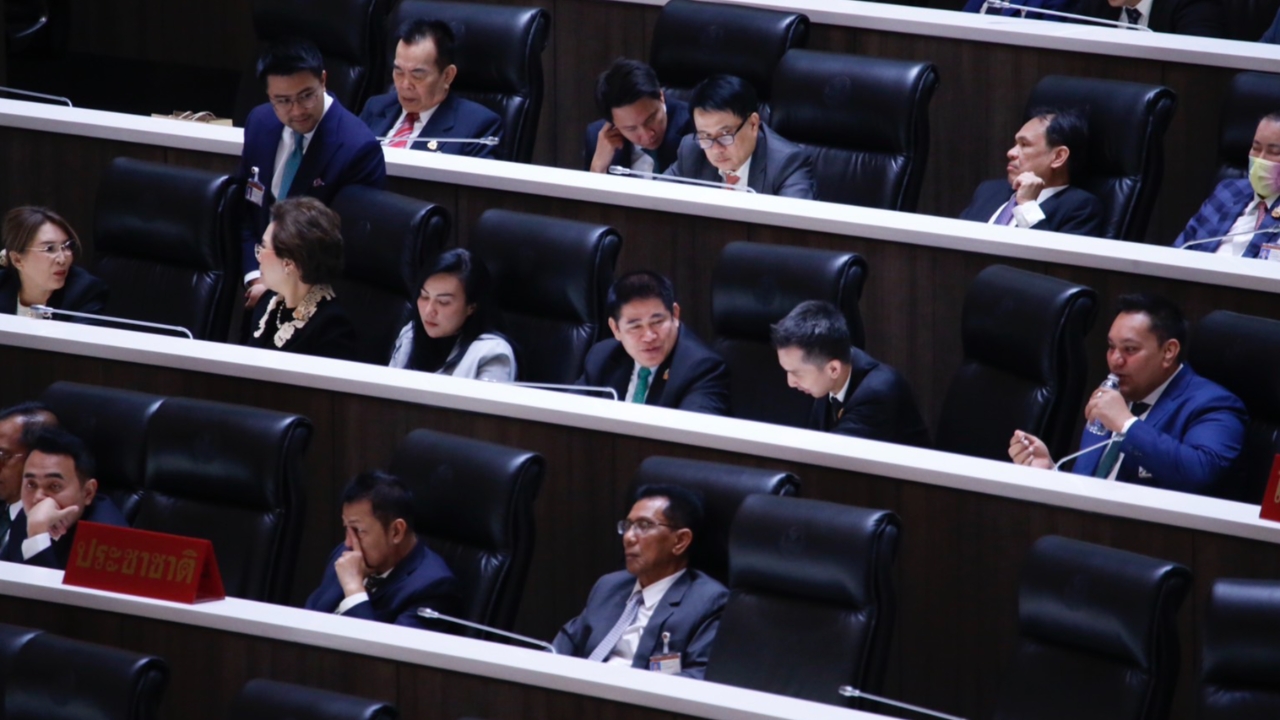 ส่อเลือดไหลอีก จับตา สส.พลังประชารัฐ จ่อซบพรรคกล้าธรรม พบนั่งรวมกลุ่ม “ธรรมนัส”
