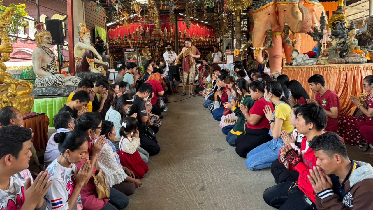 คอหวยส่อง "เลขเด็ด" ธูปมงคลอาศรมฤาษีเณร หลังสาวดวงเฮงมาแก้บนโชคก้อนโต