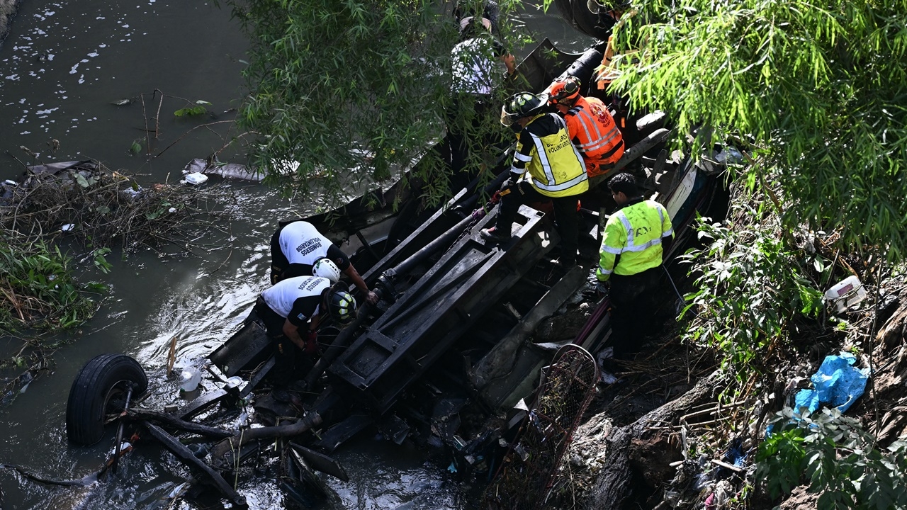 สลด รถบัสกัวเตมาลาตกสะพาน ลงหุบเขาลึก 20 ม. ดับแล้ว 51 ศพ