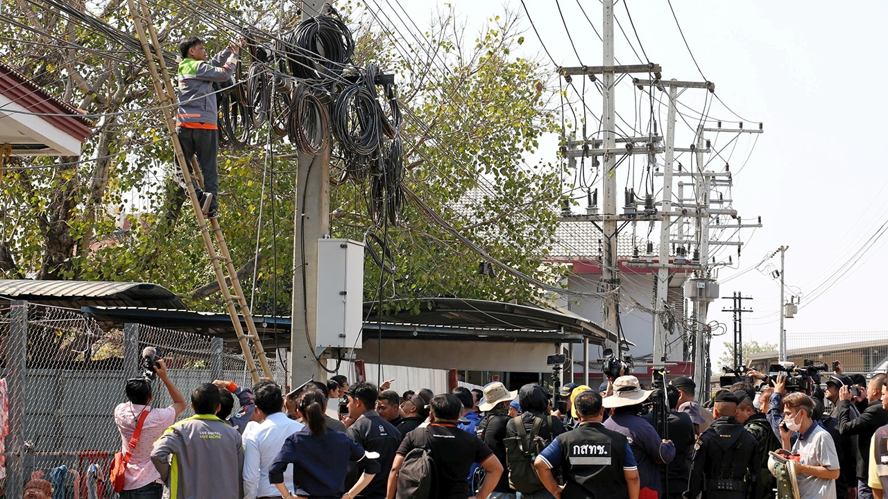 ตัดสายสื่อสาร