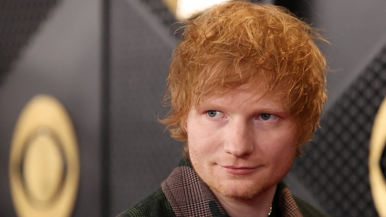 เอ็ด ชีแรน งง โดนตำรวจถอดปลั๊กไล่ ขณะแสดงดนตรีเปิดหมวกในอินเดีย (คลิป)