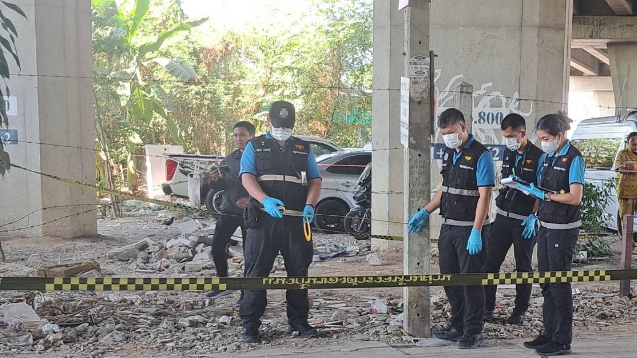 สืบคันนายาว วิสามัญคนร้าย 1 ในแก๊งลักรถ จยย. หลังจ่อปืนจะยิงเปิดทางหนี