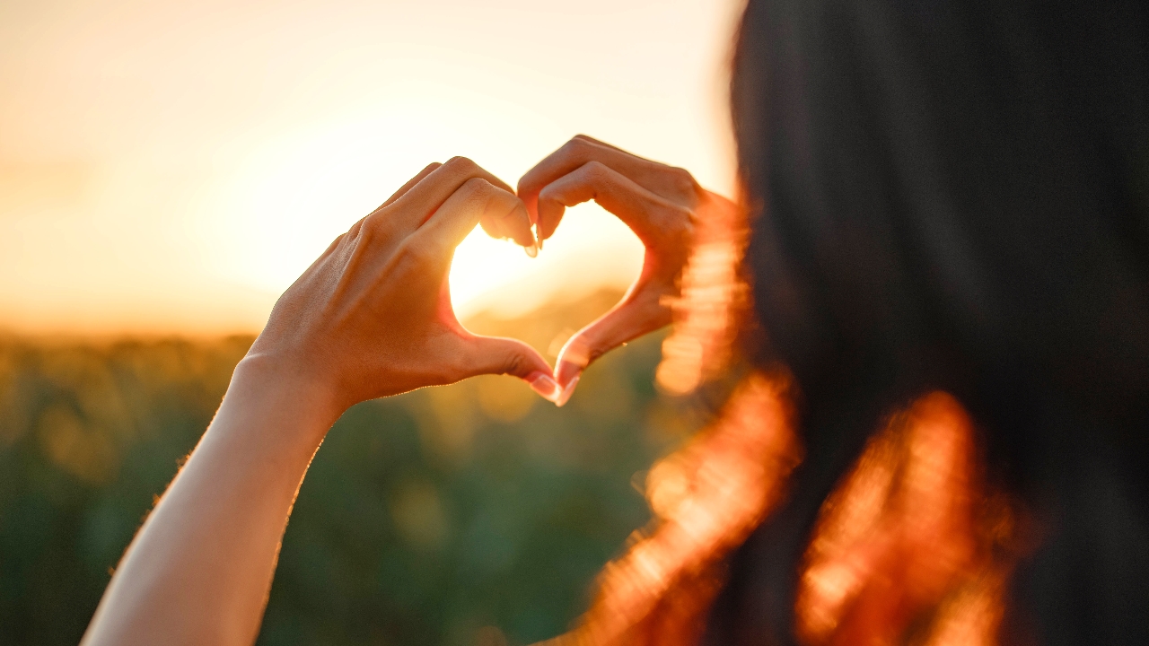 เปิดมุมมองจิตวิทยากับความรัก ที่ส่งผลต่อร่างกายและจิตใจ (คลิป)