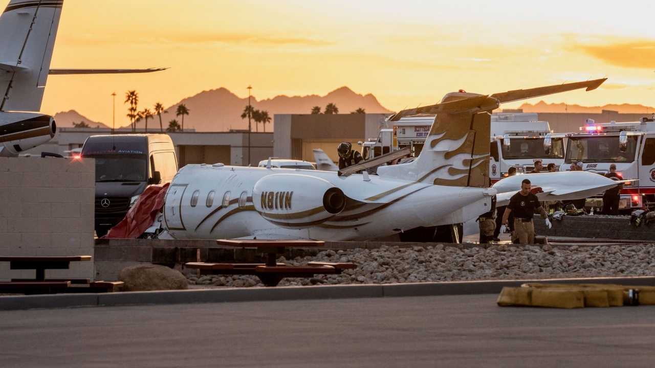 ระทึกอีก เครื่องบินเล็กไถลออกนอกรันเวย์สหรัฐฯ พุ่งชนเครื่องบินอีกลำดับ 1 ศพ (คลิป)