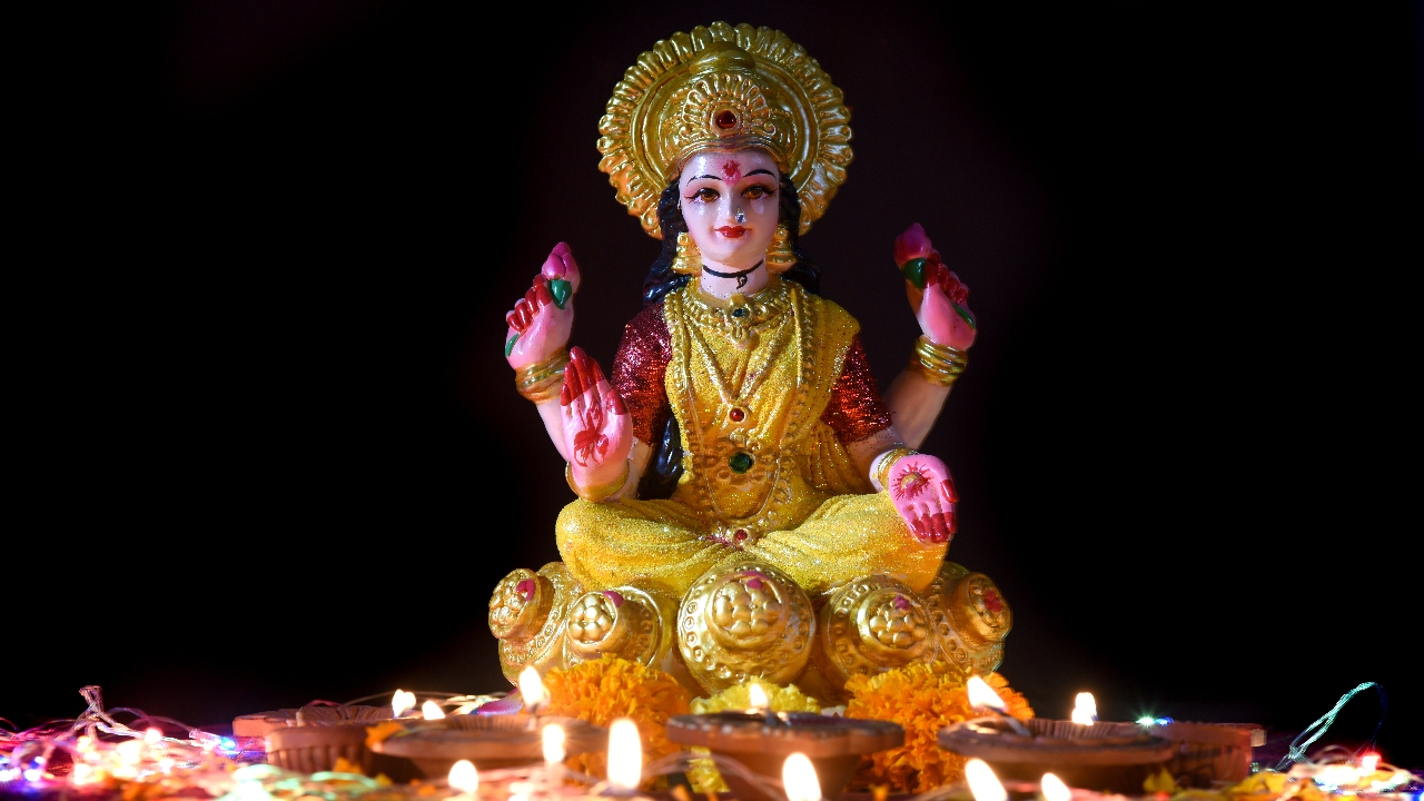 เคล็ดลับ "ขอพรพระแม่ลักษมี" บูชาองค์เทพแห่งความรัก ไปไหว้ที่ไหนดี?