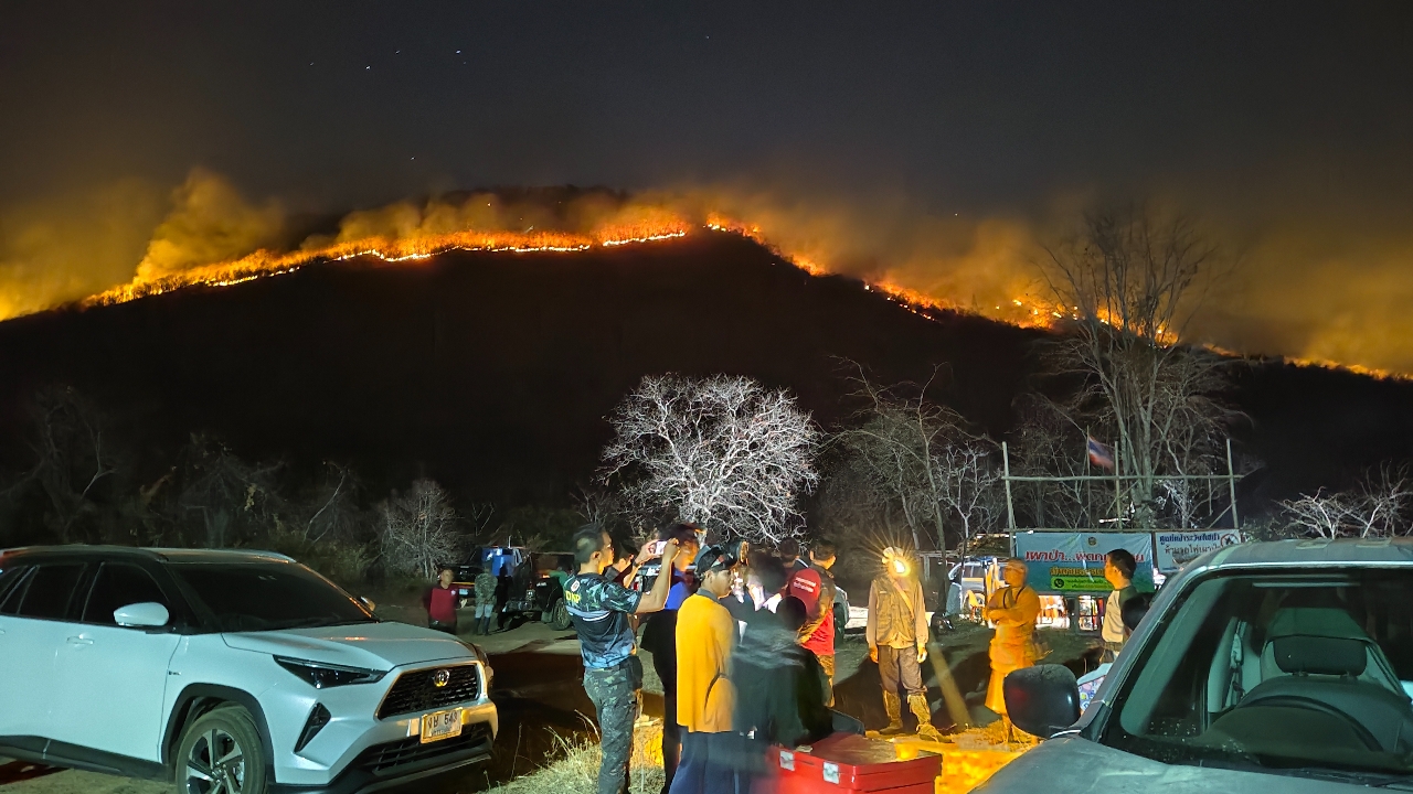 ไฟป่าเขาคอกช้างทับลาน ยังดับไม่สนิท ล่าสุดลามแล้วกว่า 500 ไร่