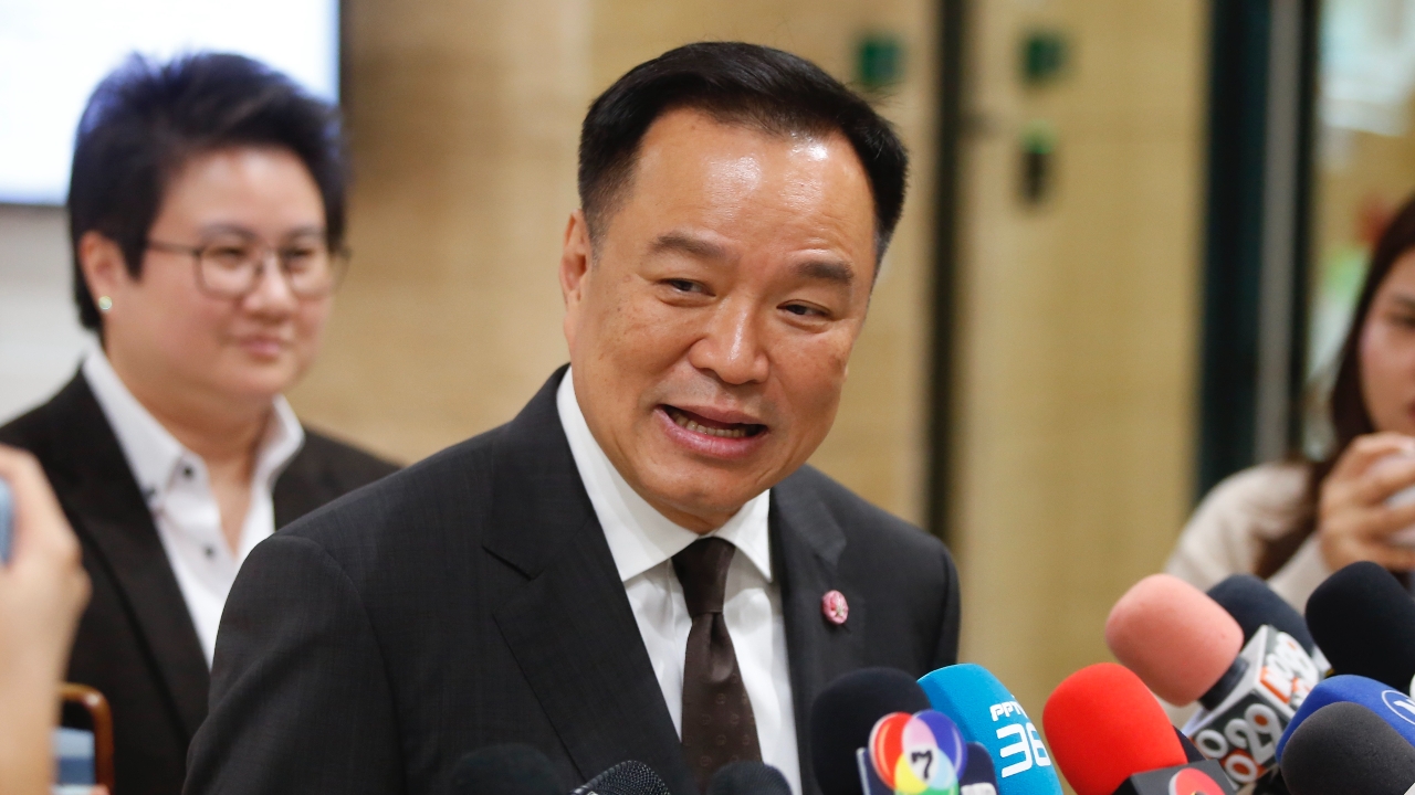 “อนุทิน” ไม่ให้ราคาลิ่วล้อ ให้ ภท. ถอนตัวพรรคร่วมรัฐบาล ย้ำจุดยืนไม่แก้ รธน.