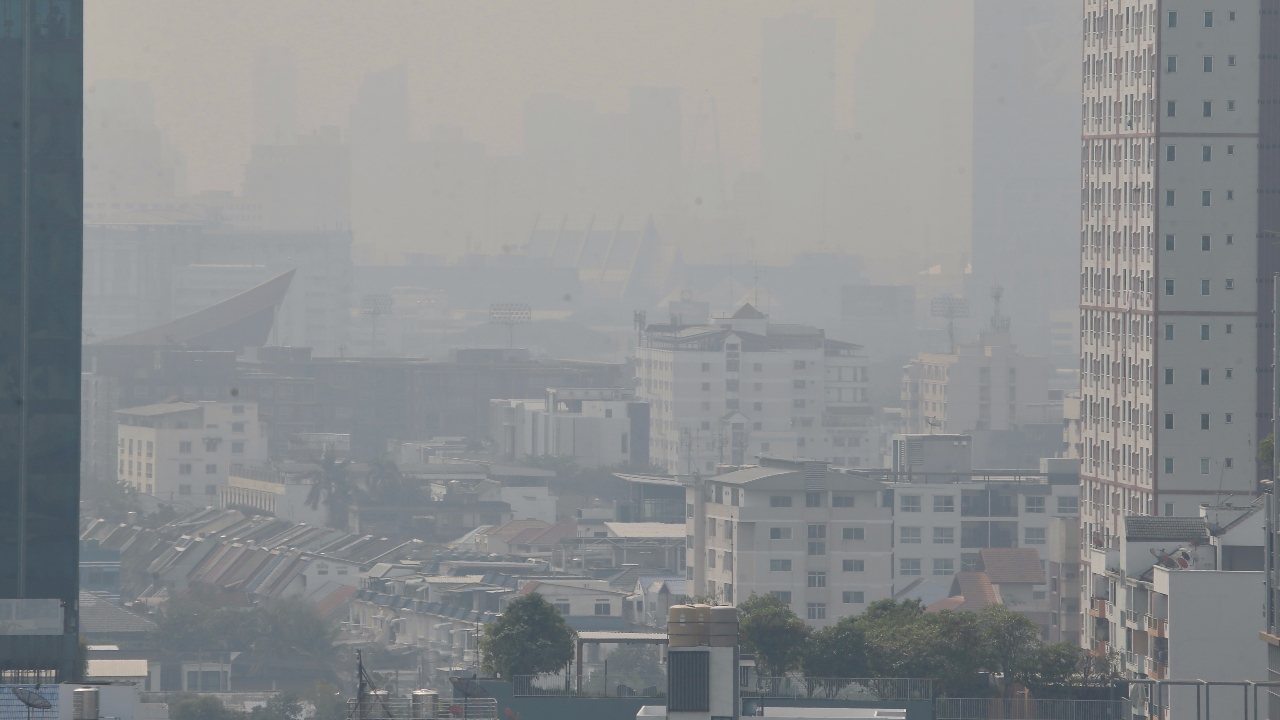 กทม. เช้านี้ ฝุ่น PM 2.5 สีส้ม 70 พื้นที่ ทั่วไทยยังเกินมาตรฐานหลายจังหวัด