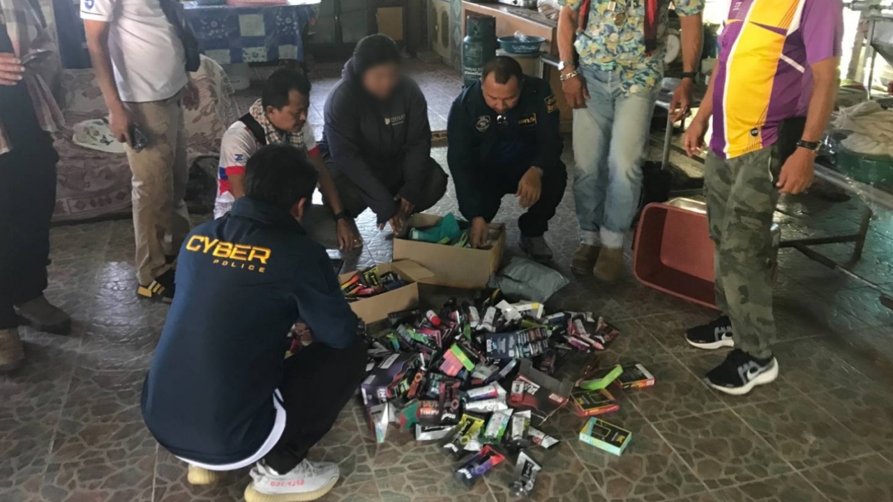 รวบสาวเมียนมา รับจ้างลูกนักการเมืองท้องถิ่นขายบุหรี่ไฟฟ้าหน้าโรงเรียนดัง