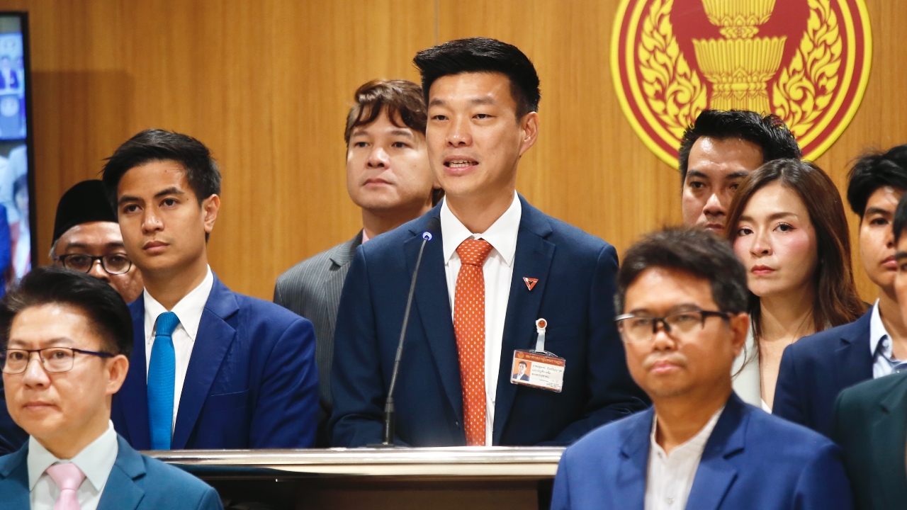 "เท้ง" จี้นายกฯ ยุบสภา หากคุมพรรคร่วมรัฐบาลไม่ได้