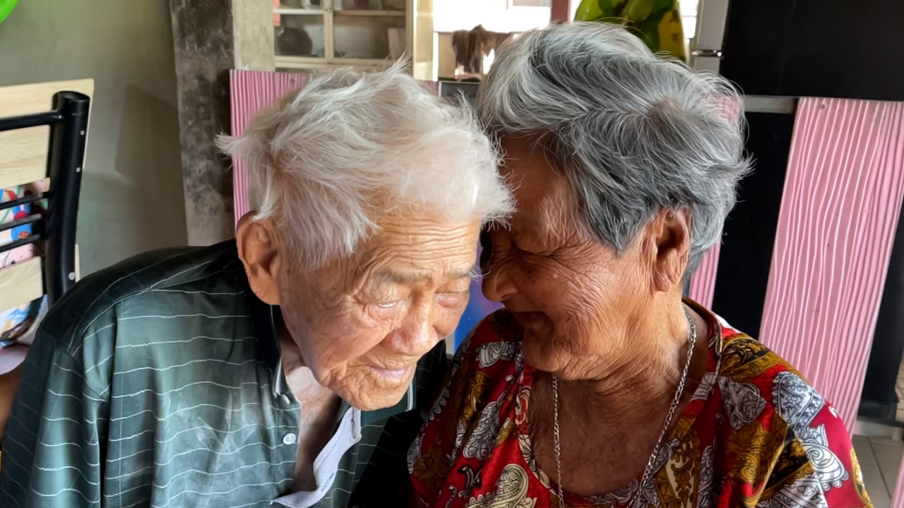 รักแท้ 5 แผ่นดิน ตายายอายุ 100 ปีรักเหนียวแน่น เผยเคล็ดลับคบกันยืนยาว