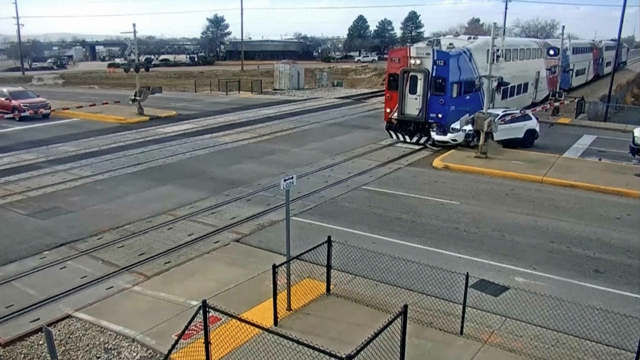 ม้าเหล็กพุ่งชนรถเอสยูวีจอดขวางรางในรัฐยูทาห์ คนขับหนีทันหวุดหวิด (คลิป)