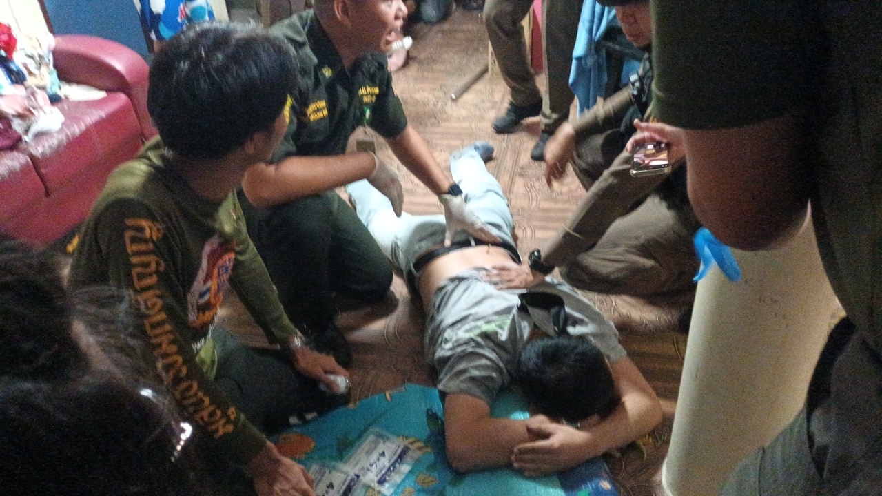 หนุ่มหลอนทำร้ายเมีย แทงคอแม่ดับ วิ่งพาลูกวัย 12 หนี ก่อนตำรวจบุกชาร์จ