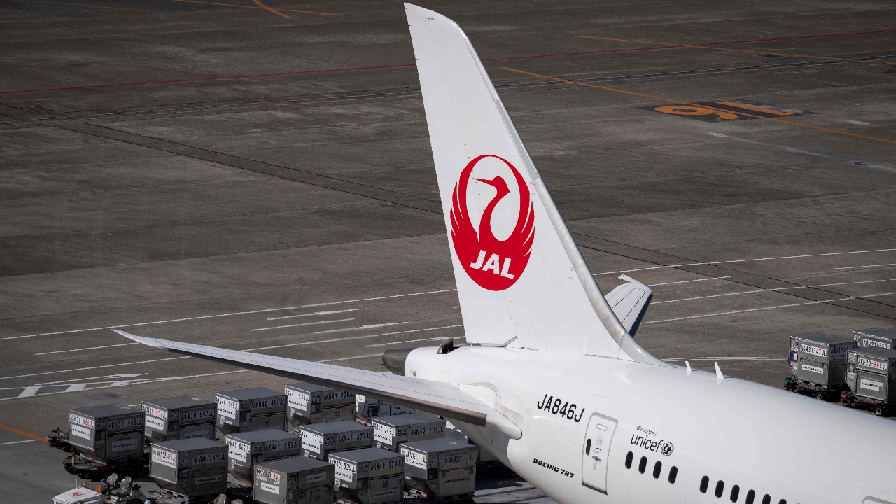 ปีกเครื่องบิน JAL พุ่งชนหางเครื่องบินเดลต้าที่จอดอยู่สนามบินสหรัฐฯ 