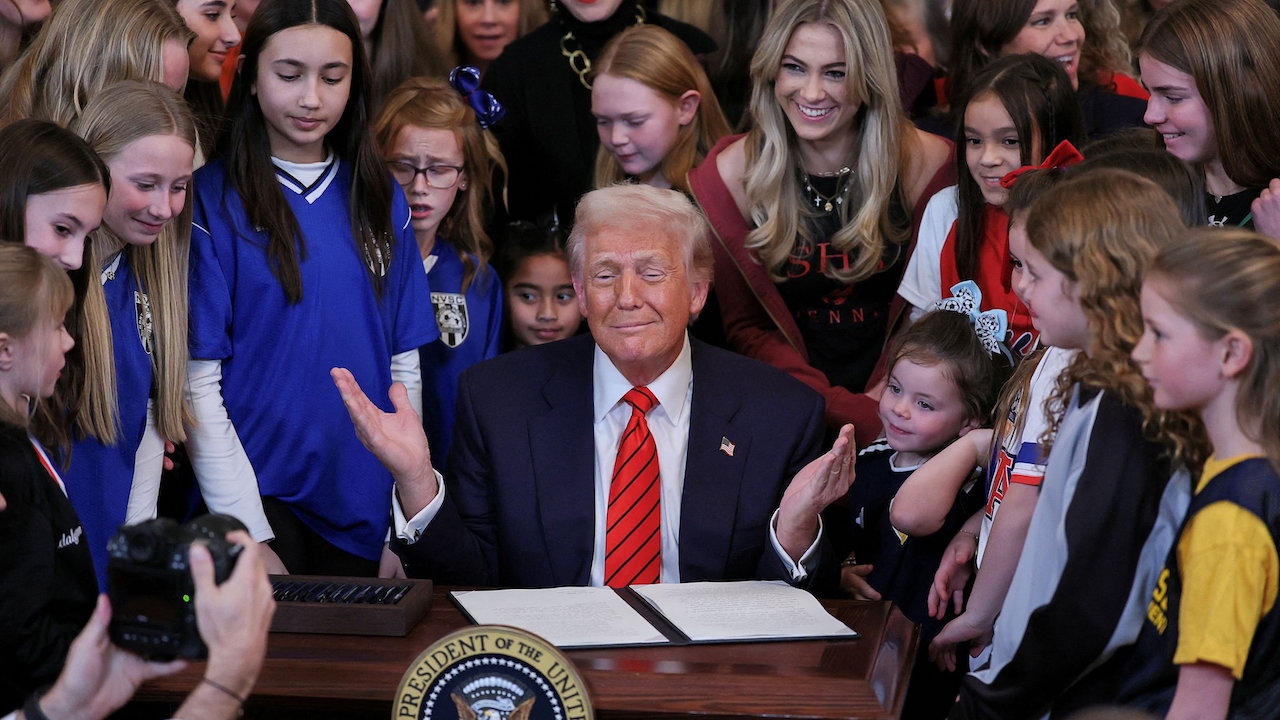 เห็นด้วยไหม "โดนัลด์ ทรัมป์" เซ็นคำสั่งห้ามนักกีฬาชายข้ามเพศ ลงแข่งกับผู้หญิง โยงถึง"โอลิมปิก"