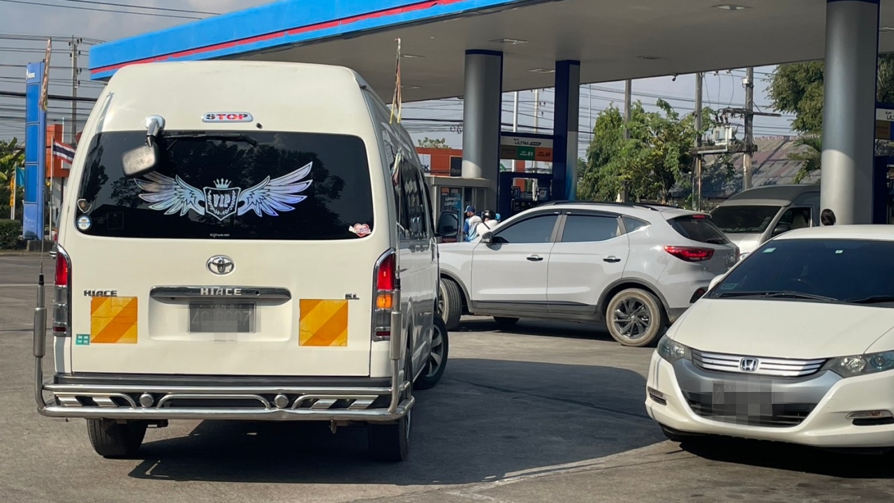 คนฝั่งเมียนมา ขับรถข้ามมาตุนน้ำมันจากฝั่งไทยต่อเนื่อง