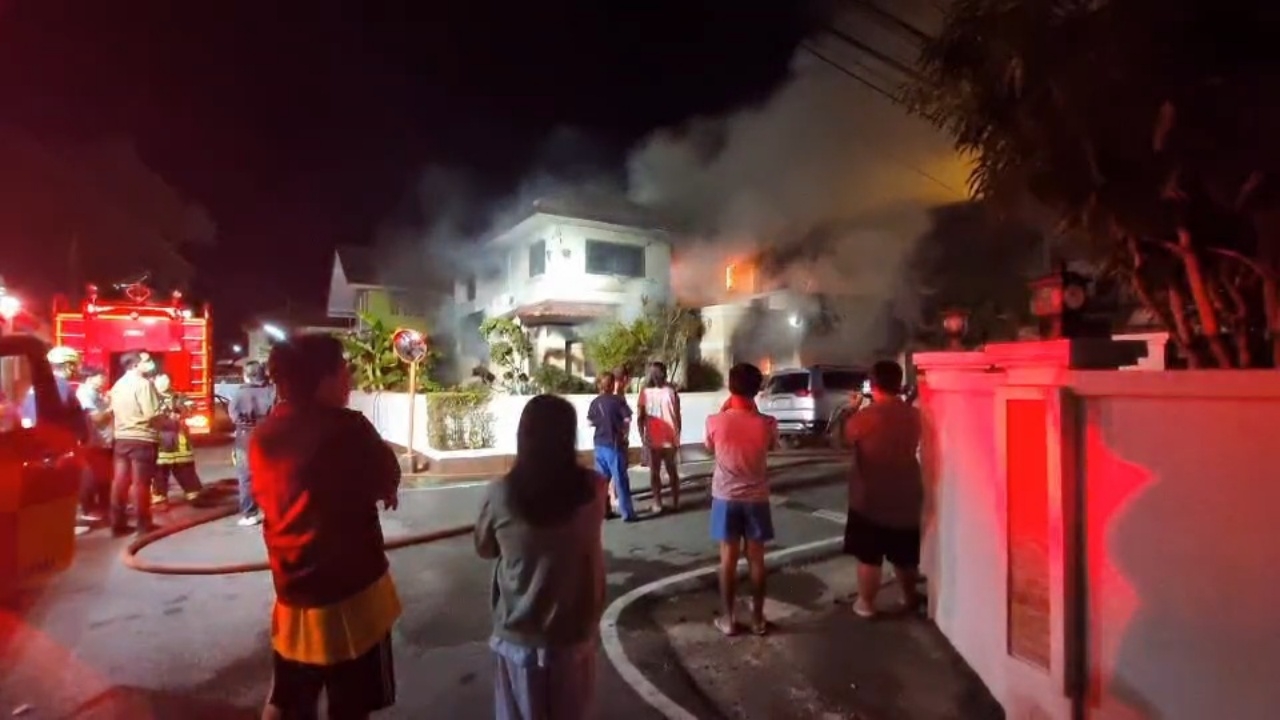 ไฟไหม้บ้าน รอง ปธ.สภาอุตฯ 6 ชีวิตติดบนชั้นสอง ช่วยรอดหวุดหวิด