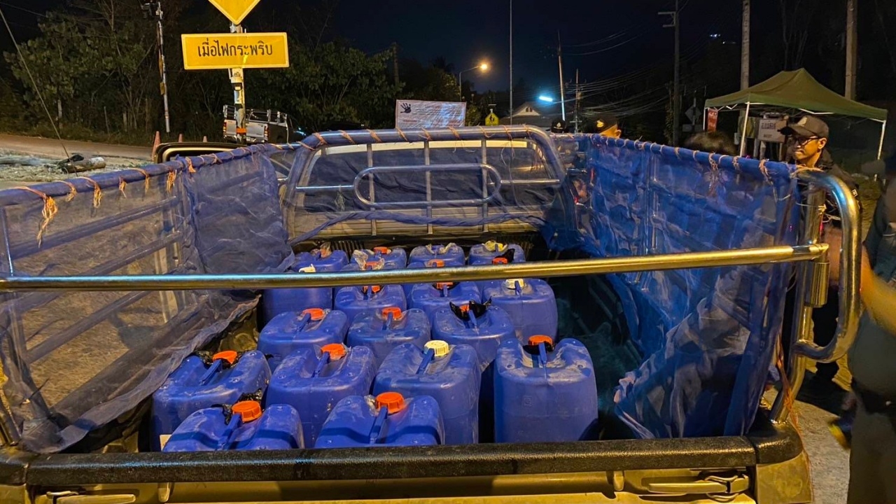 สกัดกระบะลอบขนน้ำมัน เตรียมส่งผ่านช่องทางธรรมชาติ ไปขายทำกำไรในเมียนมา