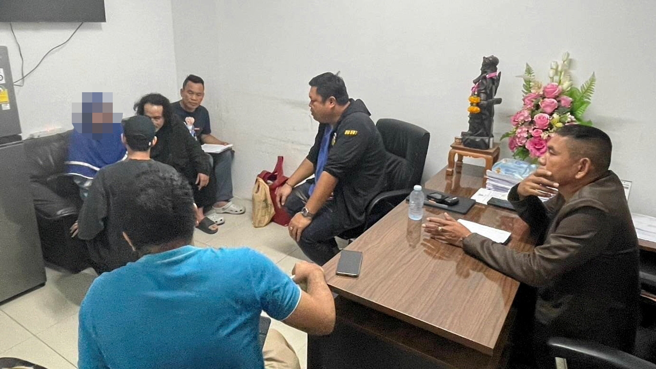 หลอกนักศึกษา